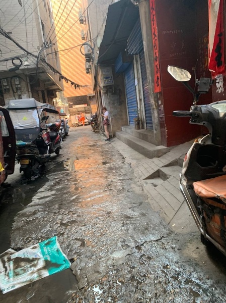 朋友说罗家寨有嫩妹，昨天晚上去